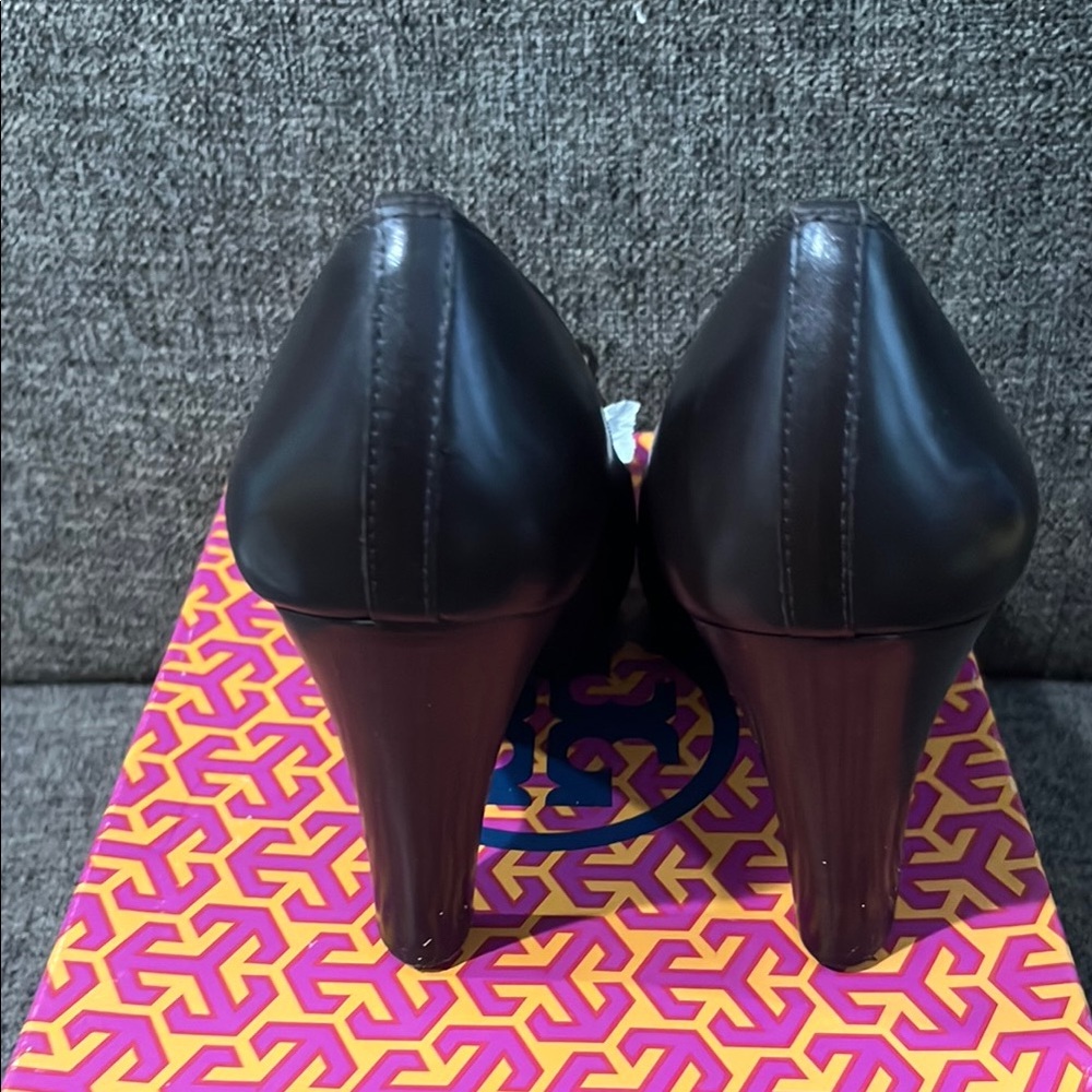 New Tory Burch Chocolate Brown Betty Pumps - Picture 5 of 16